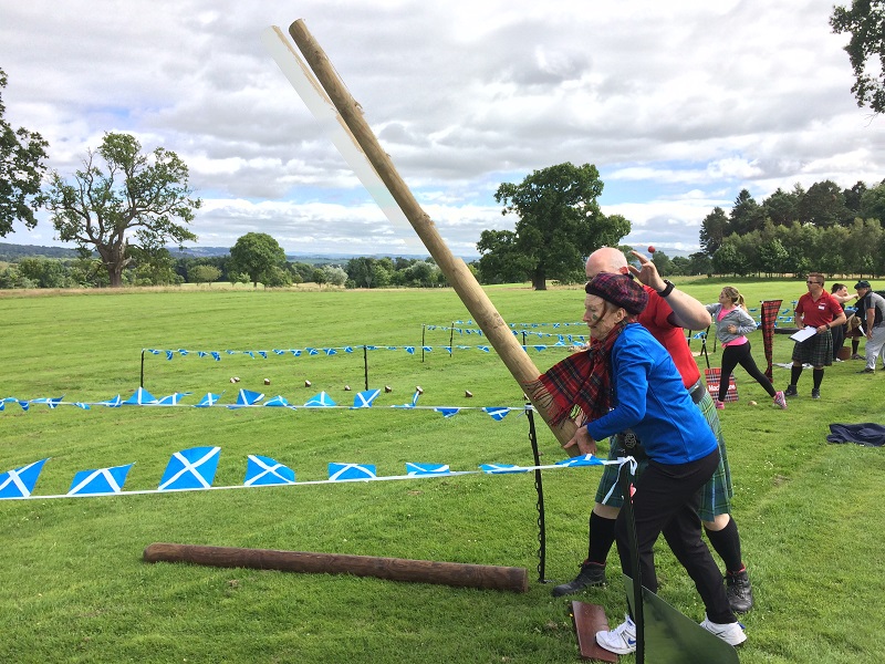 Caber перевод. Tossing the Caber в Шотландии. Метание бревна. Метание Кейбера. Метание бревна в Шотландии.